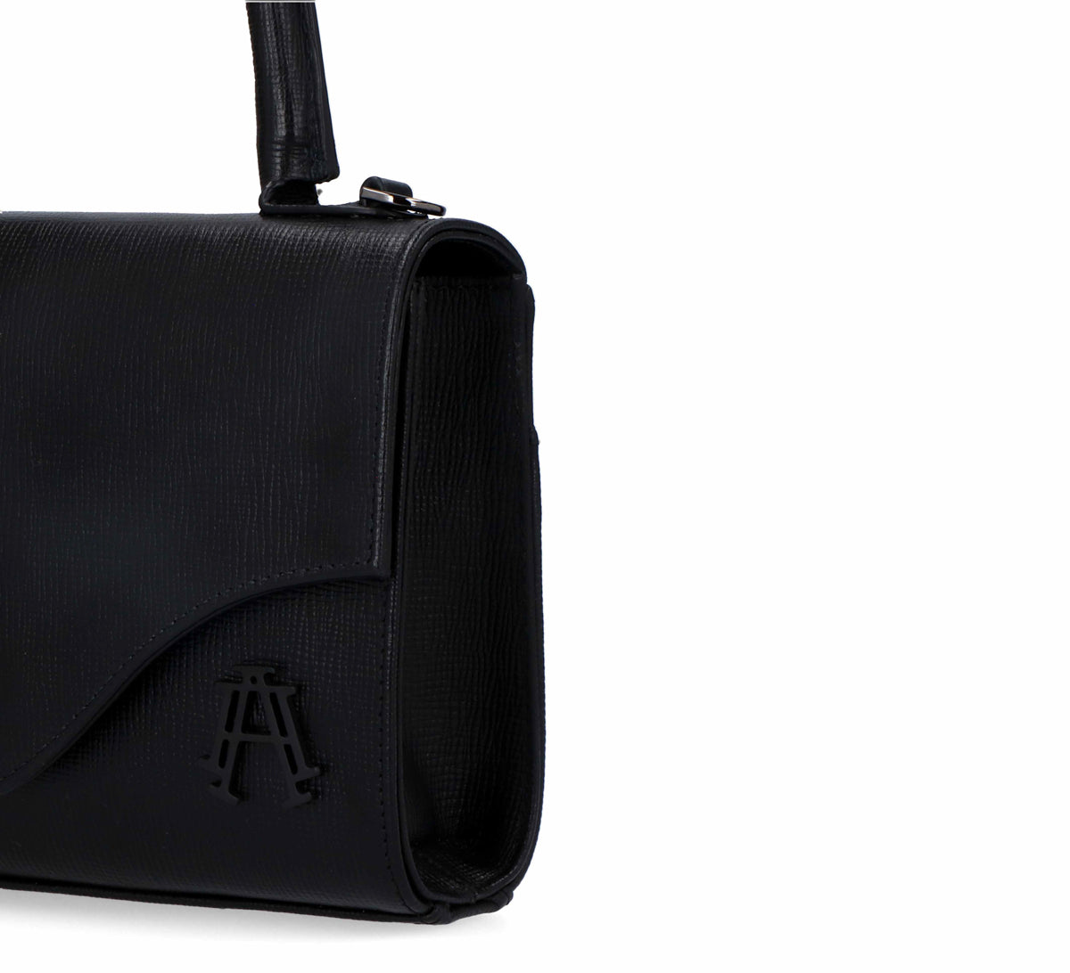 Bolso de piel Arthemisa, color negro, piel grabada, bolso de mano, herraje en metal, accesorio y bolso de lujo, marca 100% mexicana, bolsa moderna, tamaño chico, con asa de piel y cadena retirable.