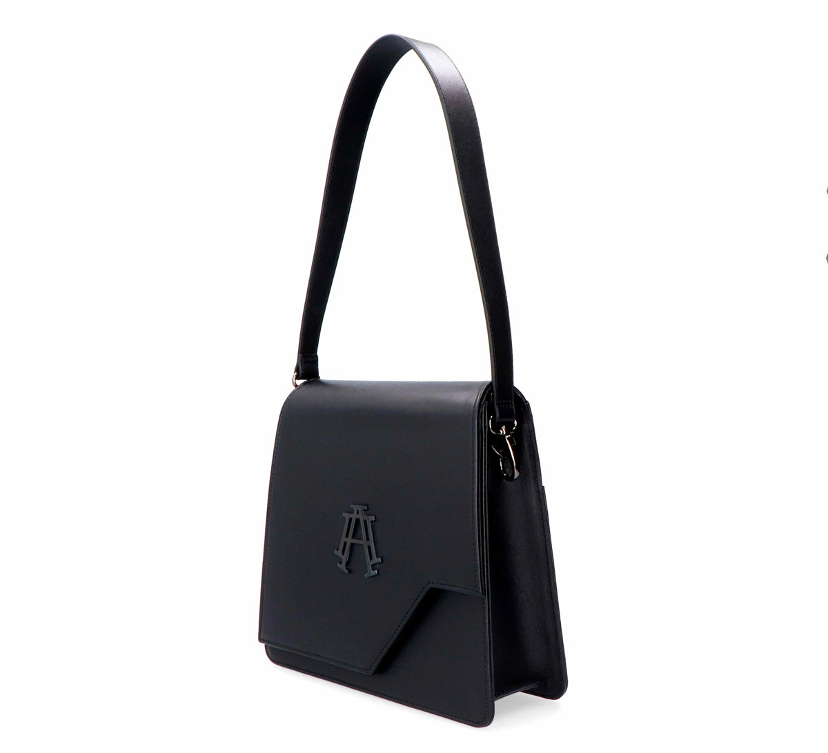 Bolso de piel Arthemisa, color negro, piel lisa, napa,  bolso de mano, herraje en metal, accesorio y bolso de lujo, marca 100% mexicana, best seller, bolsa moderna, tamaño mediano, con asa de piel y crossbody, cadena retirable.